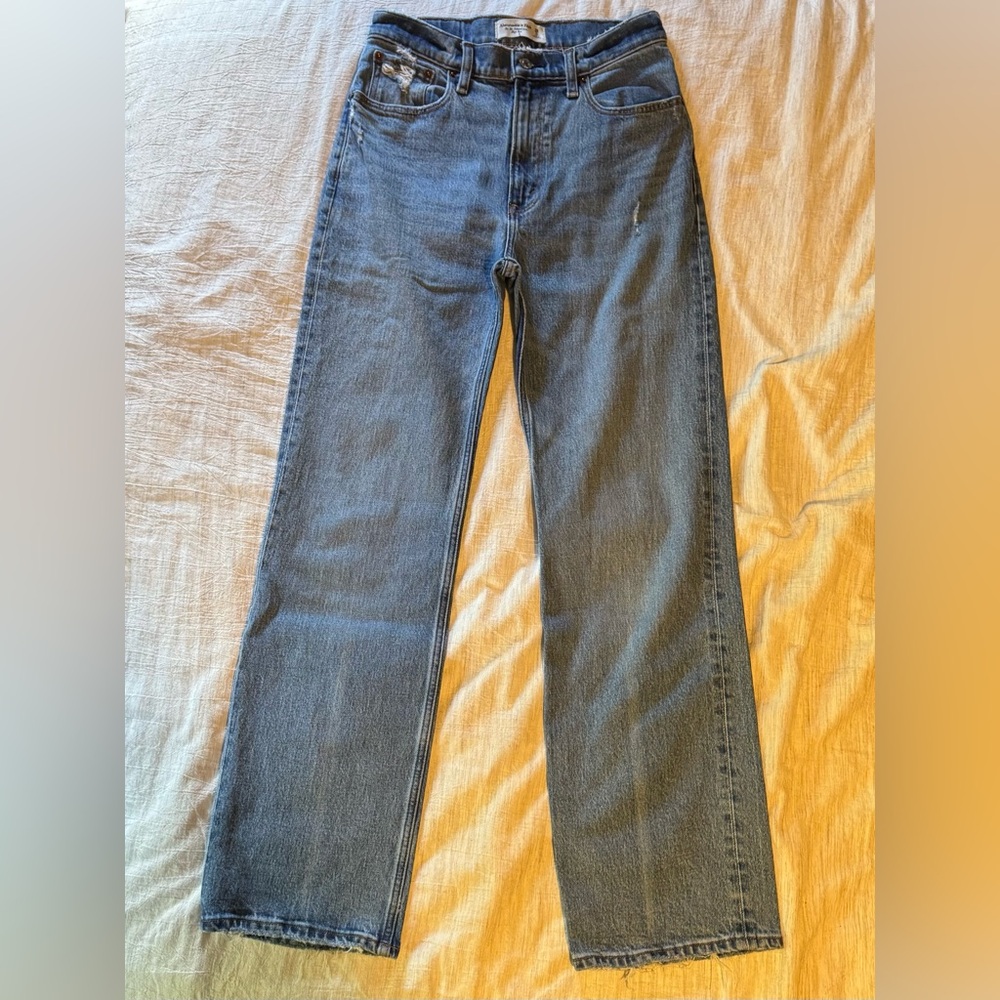 Abercrombie & Fitch The 90s Relaxed Jean High-Rise